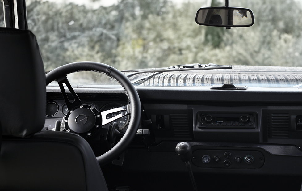 Innenansicht Interieur eines Land Rover Defender 90 Lenkrad und Armaturenbrett