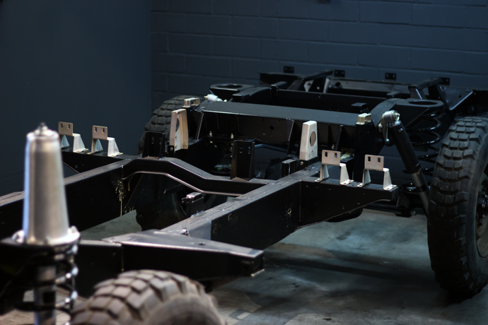 restaurierter Land Rover Defender 110 Rahmen Neuaufbau mit verzinkten Details und neuem Fahrwerk